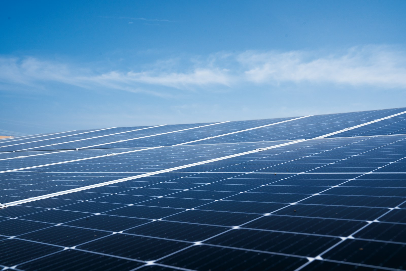 Photovoltaikmodule unter blauem Himmel